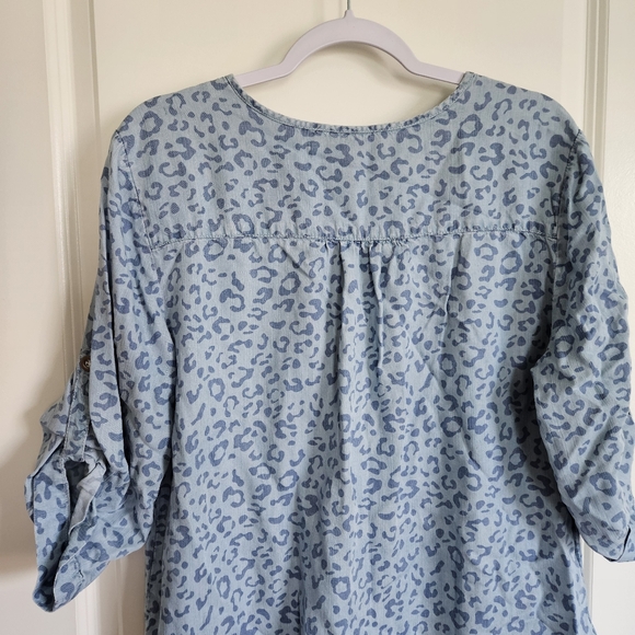 Philosophy Cheetah Animal Print Blue Chambray Blouse Women's Size Large - Picture 6 of 8